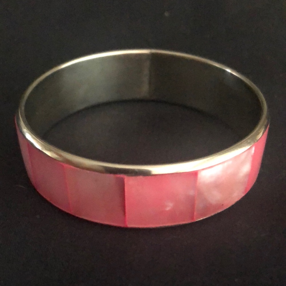 Pink hammer shell 3/4” bangle bracelet - made in Philippines